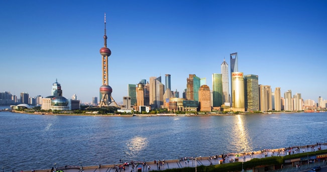 Lo skyline di Shanghai visto attraverso il fiume Huangpu (foto JLImages / Alamy)