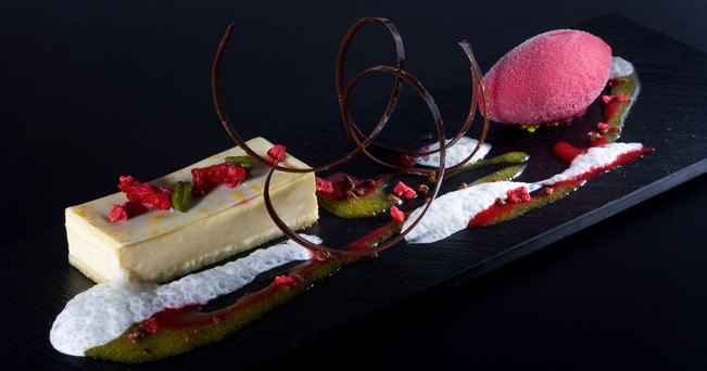 Dessert creato da Dieter Koschina, chef del ristorante Villa Joya (foto imagebroker / Alamy)