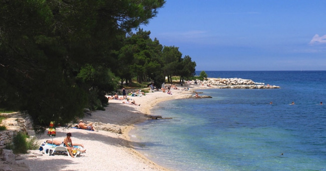 Istria, un tratto di spiaggia presso Rovigno (foto blickwinkel / Alamy) 