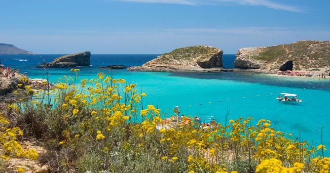 La Laguna Blu a Comino, un'isola dell'arcipelago maltese (foto Prisma Bildagentur AG / Alamy)