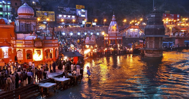 Haridwar, la cerimonia del Ganga Arti sulle rive del Gange (foto Dinodia Photos / Alamy)