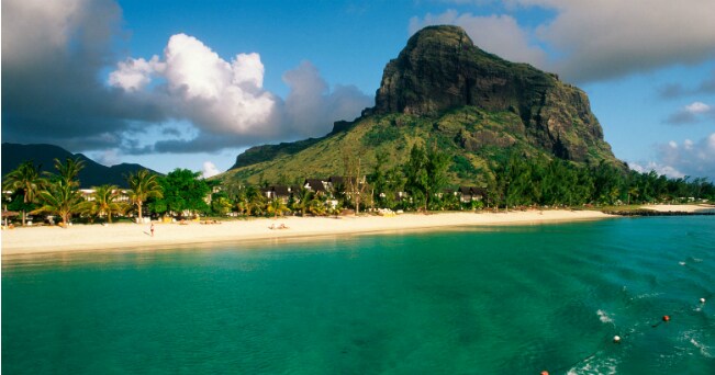 Veduta di una spiaggia di Mauritius, al decimo posto delle destinazioni lowcost per un inverno al caldo per TripAdvisor (foto Milestone Media) 