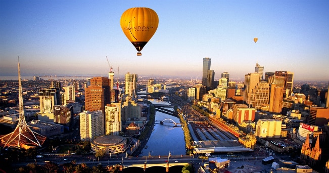 Mongolfiere in volo su Melbourne (foto Andrew Chapman)