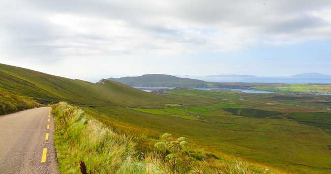 Un caratteristico paesaggio nella contea di Kerry (Ph. Tourism Ireland/Raymond Fogarty)