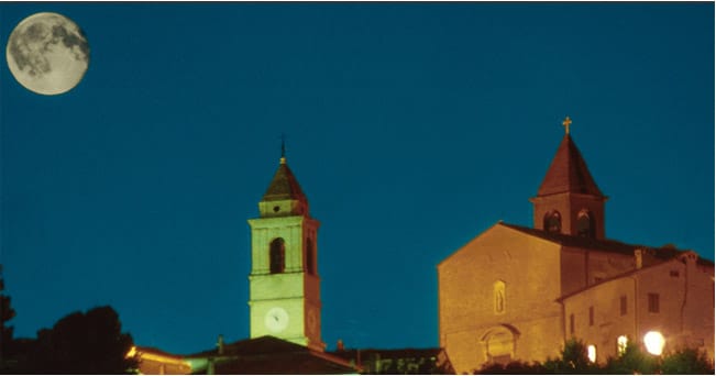 Una immagine notturna dei due campanili di Montemaggiore al Metauro 
