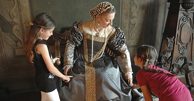 La nobile Bianca Cappello, seconda moglie del granduca Francesco I de' Medici, accoglie le sue giovani ospiti