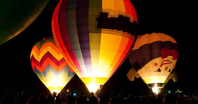 Alcune mongolfiere pronte per il Night Glow, il volo notturno, in una passata edizione del Ferrara Balloons Festival