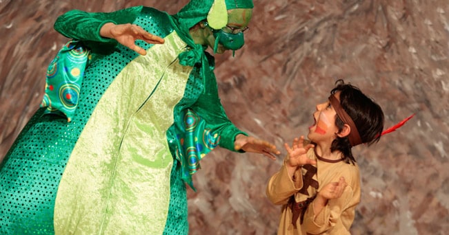 Una performance di teatro con piccoli attori (foto Kuttig - People / Alamy)