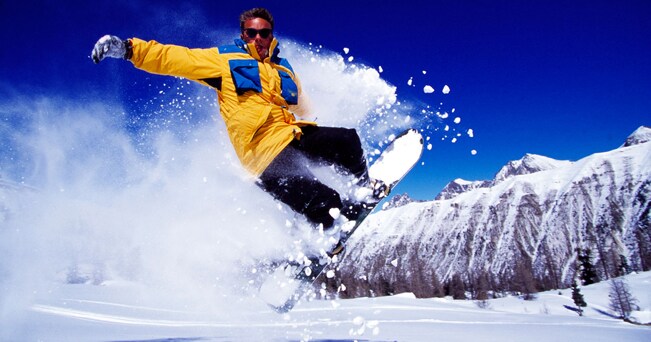 Uno snowboarder (foto Travel Pictures / Alamy)