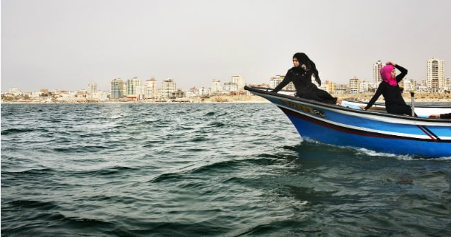 Due studentesse fanno una gita in barca nel mare della striscia di Gaza(foto di Tanya Habjouqa) 