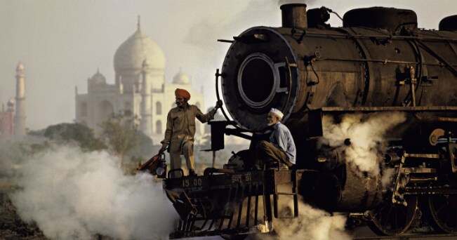 Operai su una locomotiva a vapore, India, 1983 (Steve McCurry)