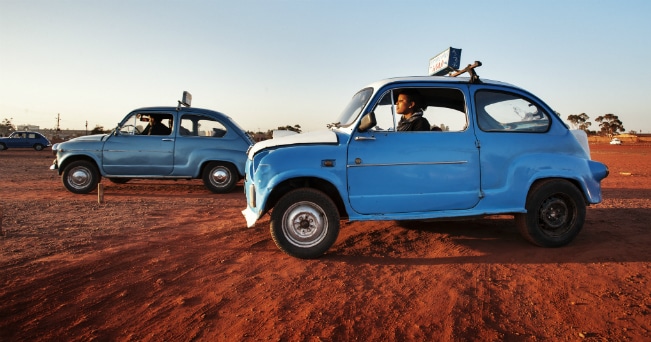 Ad Asmara uno slargo di terra rossa ospita lezioni di guida su vecchie Fiat 600, lungo corsie delimitate da paletti di legno per provare curve strette, rettilinei veloci, frenate improvvise, parcheggi in retromarcia ( Antonio Politano)