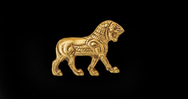 Lamina raffigurante leone incedente a destra,fine VI - inizi V secolo a.C.oro, 0,8 x 1 cmPersepoli, Fars, Iran meridionale (ph G. Baronchelli.)