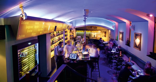 Il bancone da american bar di Bugsy's, ritrovo vip per l'happy hour a Praga