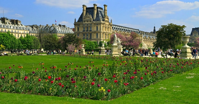Il Jardin des Tuileries, il più antico giardino in stile francese della capitale, fu commissionato da Caterina de' Medici al fiorentino Bernardo Carnesecchi nel 1564 (foto Louise Heusinkveld / Alamy / Milestone Media)