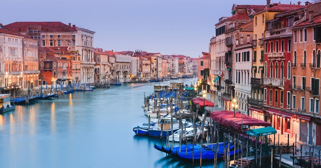 Il ponte di Rialto con vista sul Canal Grande di Venezia (foto Alamy/Milestone Media)