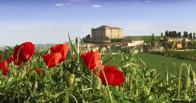 Vista delle Langhe e del castello di Guarene (Cuneo)