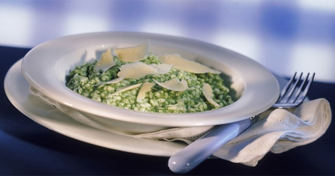 Risotto verde con scaglie di formaggio