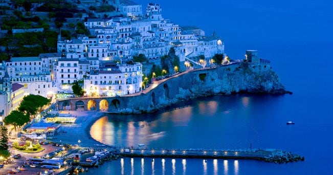 Veduta notturna di Amalfi (foto Robert Leon / Alamy)