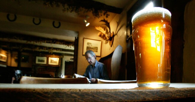 Una pinta di birra sul tavolo di un pub (foto Andrew Fox / Alamy)