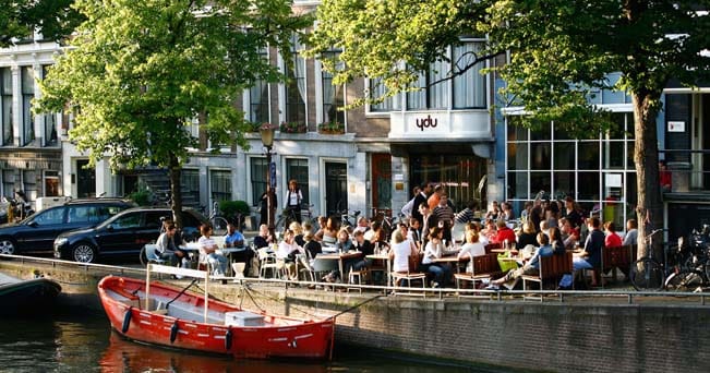 Pranzo all'aperto sul canale Keizersgracht ad Amsterdam (foto Yadid Levy / Alamy)