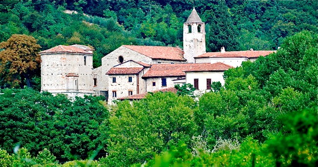Il monastero di San Pietro in Lamosa, a Provaglio d'Iseo, con la sua chiesa romanica ricca di affreschi e la cappella barocca (foto Alamy)