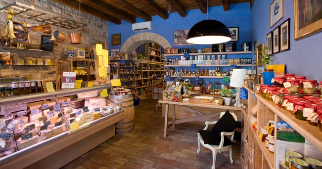 Ancona, il negozio "Alto Palato" propone il meglio dei prodotti marchigiani: salumi, conserve, oli, formaggi (foto Giorgio Filippini)