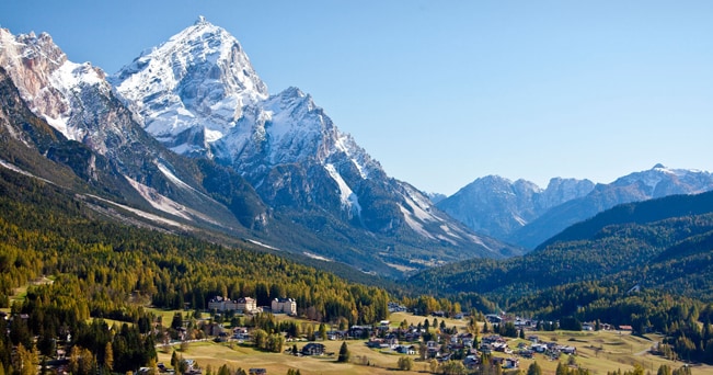 Cortina e le cime delle Dolomiti innevate (foto Alamy/Milestone Media)