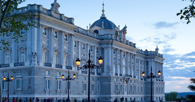 Veduta del Palazzo Reale di Madrid (foto Alamy/Milestone Media)