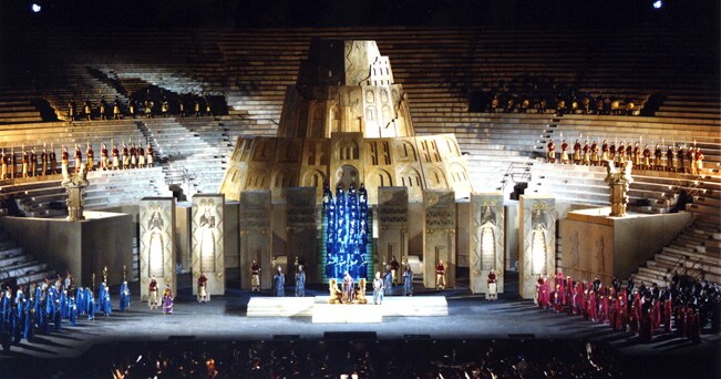 Il Nabucco, nell'allestimento andato in scena l'ultima volta in Arena nel 1998 (foto Fainello / Fondazione Arena di Verona)