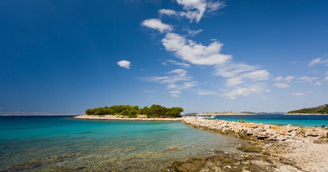 L'isola croata di Murter, con acque caraibiche, sabbia candida e cespugli fioriti. Da non perdere, in particolare, la spiaggia di Cigrada (foto Emil Pozar / Alamy)