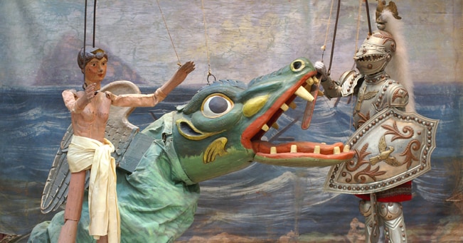 Pupi siciliani esposti al Museo Internazionale delle Marionette di Palermo. Ruggero libera Angelica dall'orca marina, periodo fine '800 primissimi '900