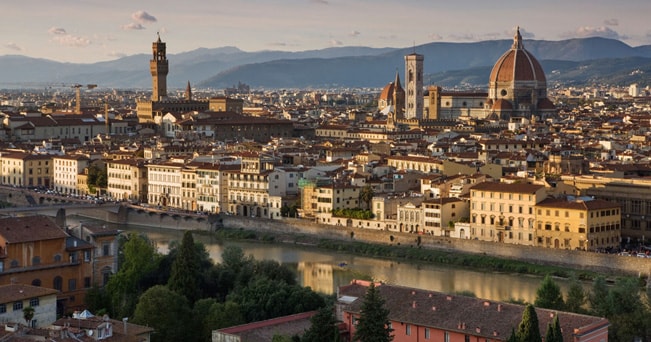 Veduta di Firenze e dell'Arno da Piazzale Michelangelo (foto Rod McLean / Alamy)