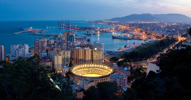 Barcellona di notte. Nella foto, il porto e l'arena per le corride (foto Prisma Bildagentur AG / Alamy / Milestone Media)