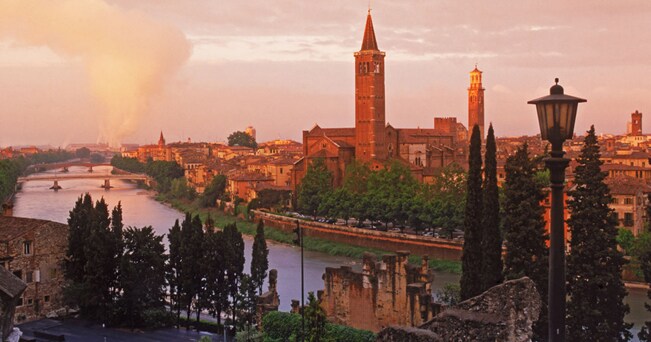 Verona vista dal Castello di San Pietro (foto Alamy/Milestone Media)
