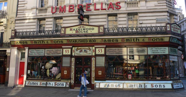 Il negozio James Smith & Sons, al 53 di New Oxford Street. Aperto nel 1830, vende solo ombrelli e bastoni da passeggio