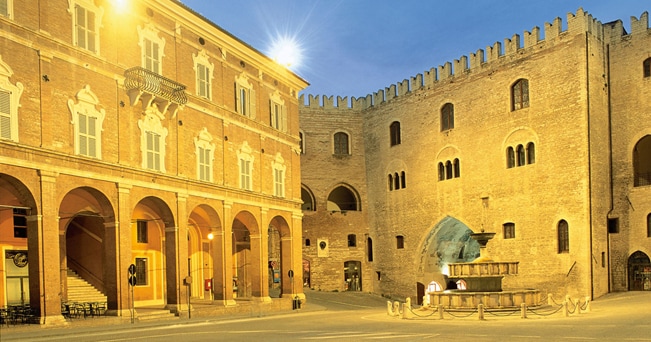 Il palazzo del Podest di Fabriano, eretto nel 1225 (foto Alamy/Milestone Media)