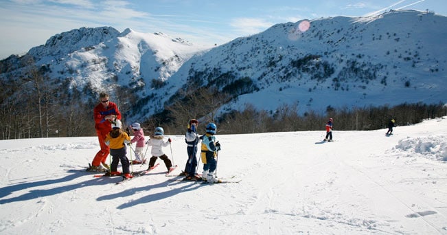 Alcuni bimbi prendono lezioni di sci a Bielmonte