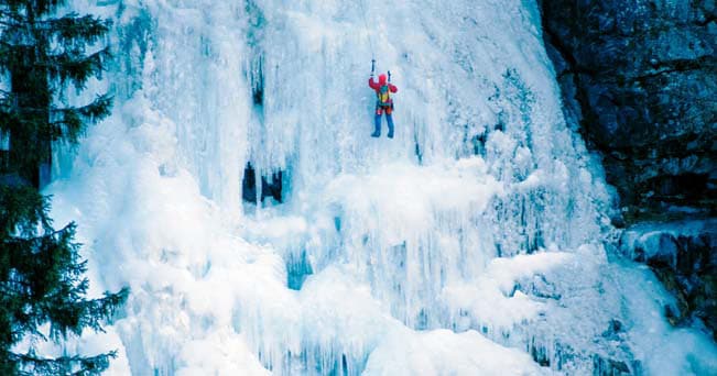 Ice climbing su una cascata di ghiaccio in Val di Daone (foto Franco De Ruvo)