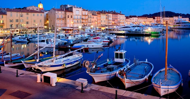 Il porto di Saint Tropez (foto John Kellerman / Alamy)