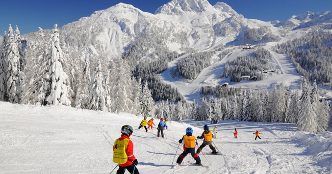 Una lezione di sci per bambini (foto Alamy/MIlestone Media)