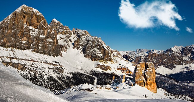 Le Cinque Torri, nelle Dolomiti ampezzane (foto Alamy/Milestone Media)