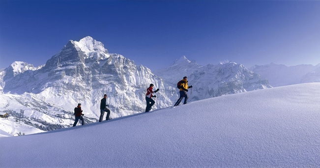 Con le ciaspole sulla neve (foto Alamy/Milestone Media)