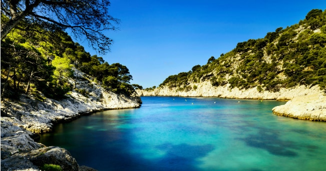 La Calanques di Port Pin, famosa per la sua foresta di pini che contrasta con il blu del mare  (ph IPA)