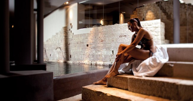 La piscina interna del Nun Assisi Relais & Spa Museum