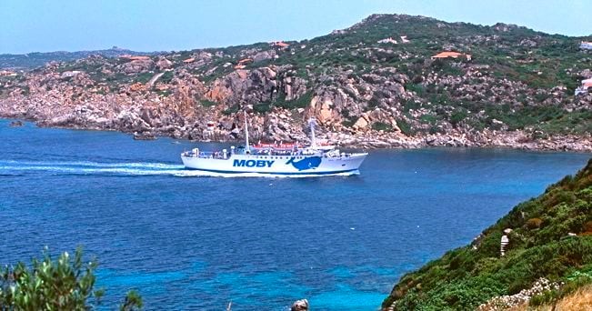 Un traghetto in navigazione verso Santa Teresa di Gallura (foto Alamy/Milestone Media)