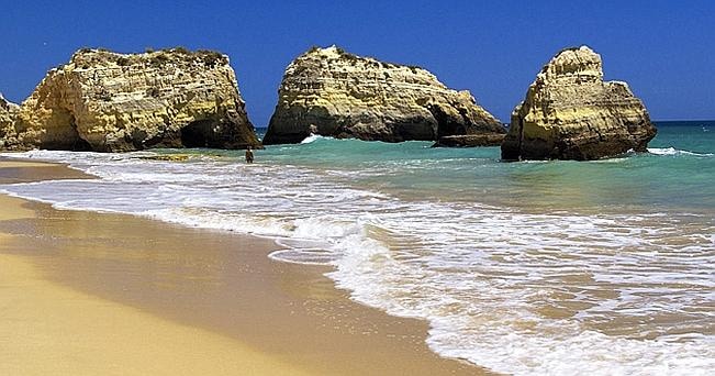 Praia da Rocha, a ovest di Faro, sulla costa dell'Algarve (foto Olivier Parent / Alamy)
