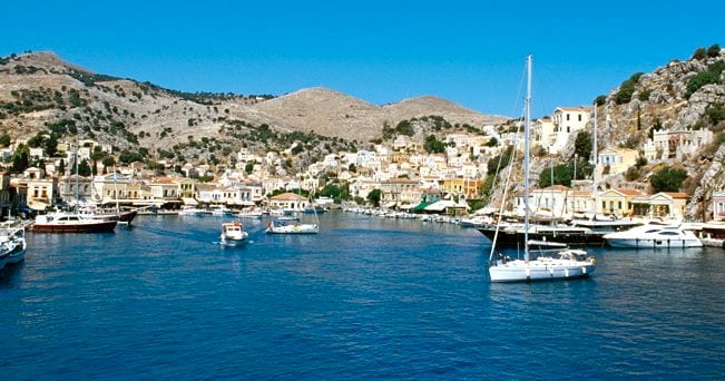 Il porto di Symi (foto Alamy/Milestone Media)