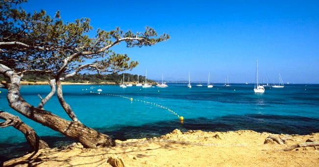 Il mare dell'isoletta di Porquerolles (foto Alamy/Milestone Media)