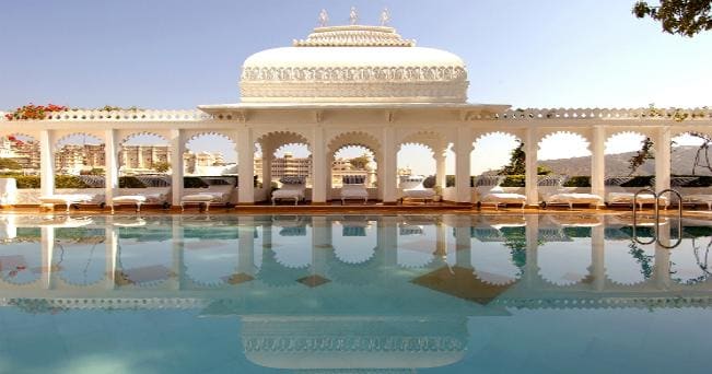 La piscina del Taj Lake Palace, costruito sull'isola di Jag Niwas (foto da Taj Lake Palace)